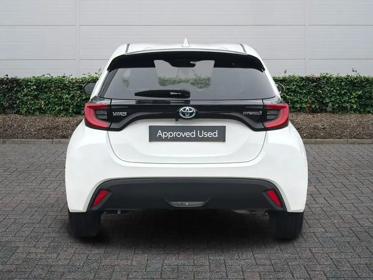 Used Toyota Yaris Design 116 HP (85 kW) 2023 White Hatchback