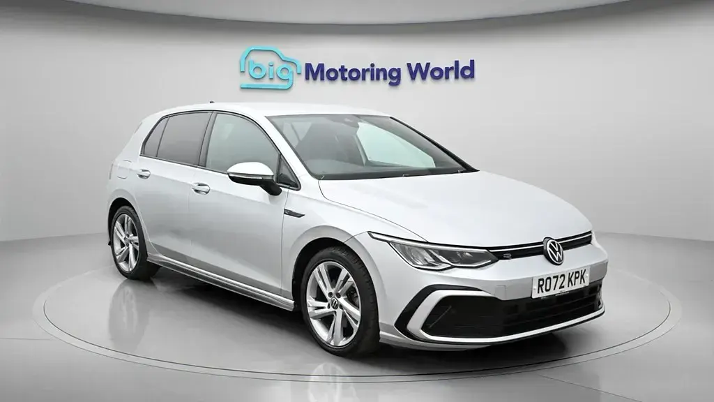 Second-hand VW Golf VIII R-line 130 CP (95 kW) 2023 Argintiu Hatchback