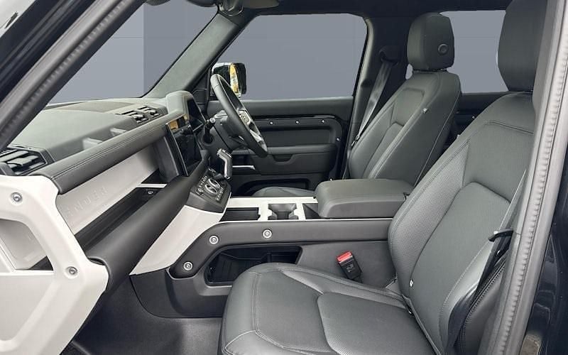 Used Land Rover Defender SE Dynamic 249 HP (183 kW) 2025 Estate