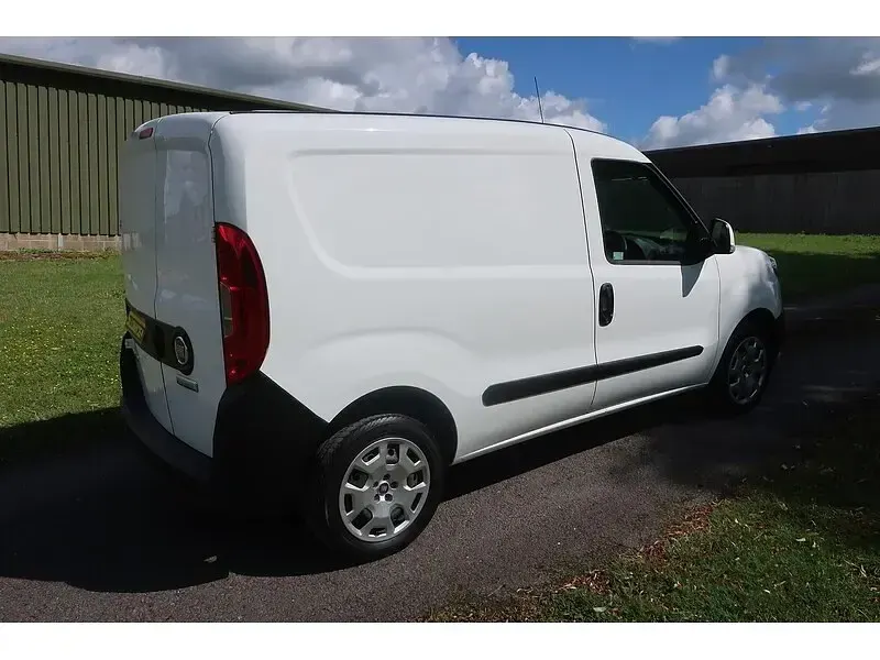 Used Fiat Doblò 95 HP (69 kW) 2019 White MPV