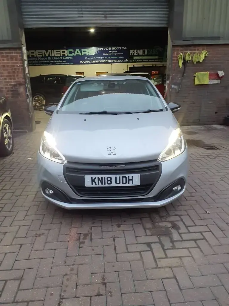 Second-hand Peugeot 208 GT-line 100 CP (73 kW) 2018 Argintiu Hatchback