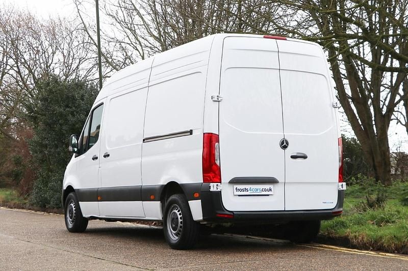 Używany Mercedes Sprinter Premium 150 KM (110 kW) 2024 Biały Van