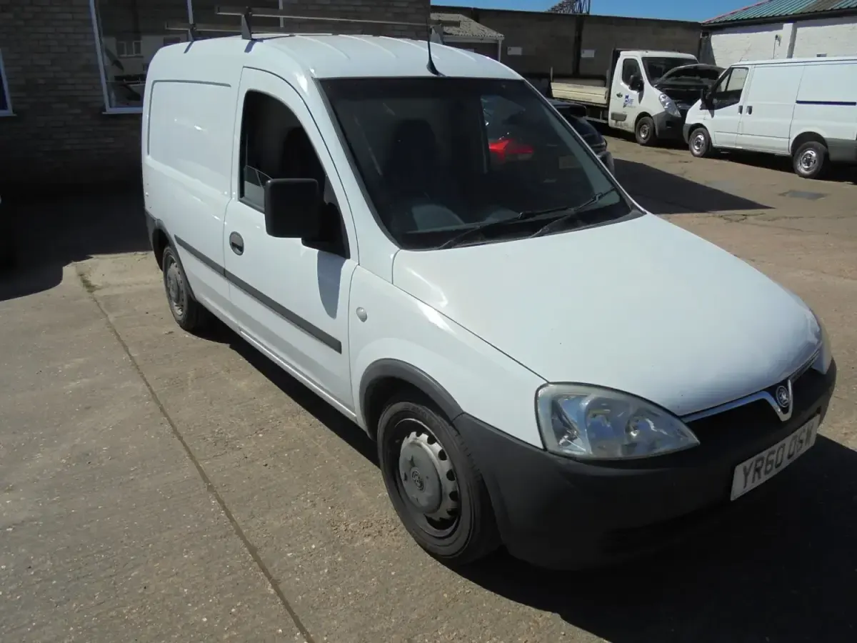 Second-hand Vauxhall Combo 75 CP (55 kW) 2010 Alb Monovolum