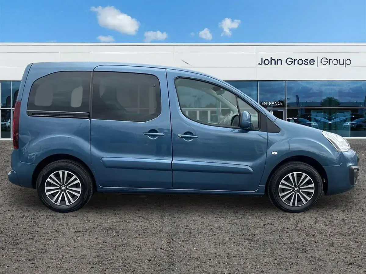 Used Peugeot TePee Allure 100 HP (73 kW) 2017 Blue MPV