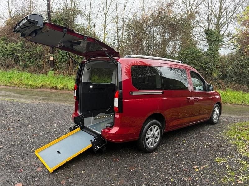 Red Used 2024 Ford Tourneo Connect Titanium MPV | £27,995 (Expensive) - Image 1/4