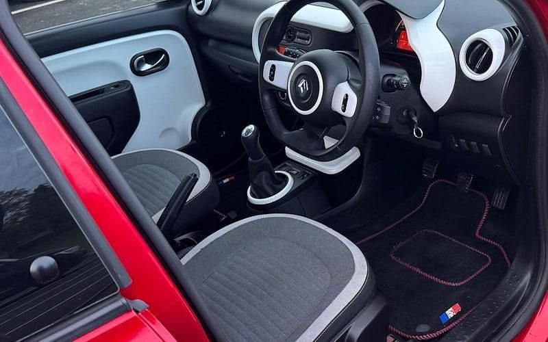 Used Renault Twingo Play 69 HP (50 kW) 2018 Red Hatchback