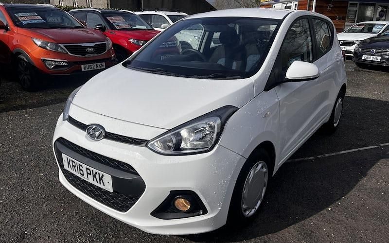 Used Hyundai i10 SE 67 HP (49 kW) 2016 White Hatchback