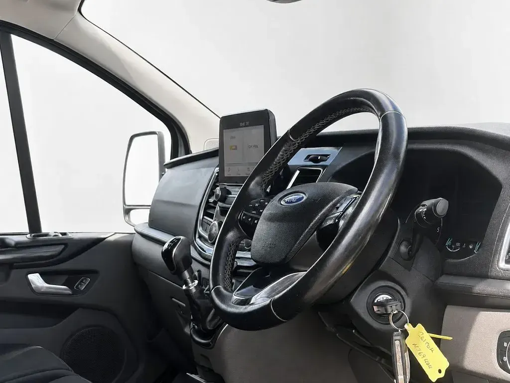 Used Ford Transit Custom Limited 170 HP (125 kW) 2019 White Van