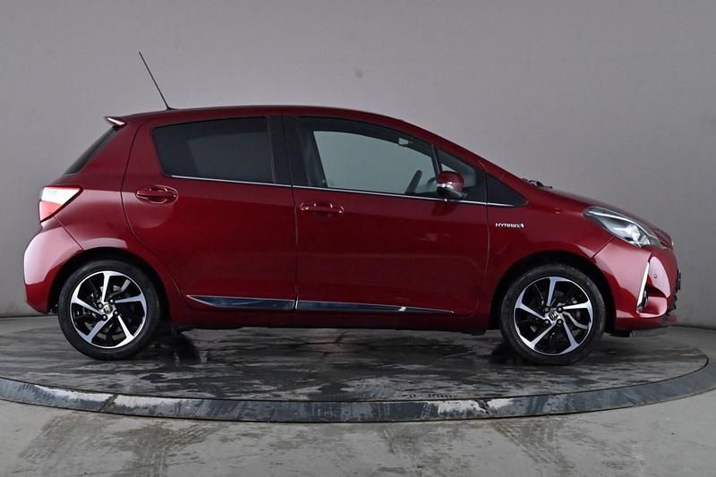 Used Toyota Yaris 100 HP (73 kW) 2019 Red Hatchback