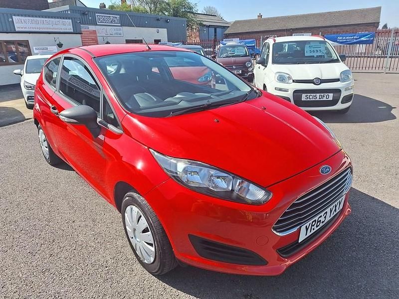 Used Ford Fiesta Studio 82 HP (60 kW) 2014 Red Hatchback