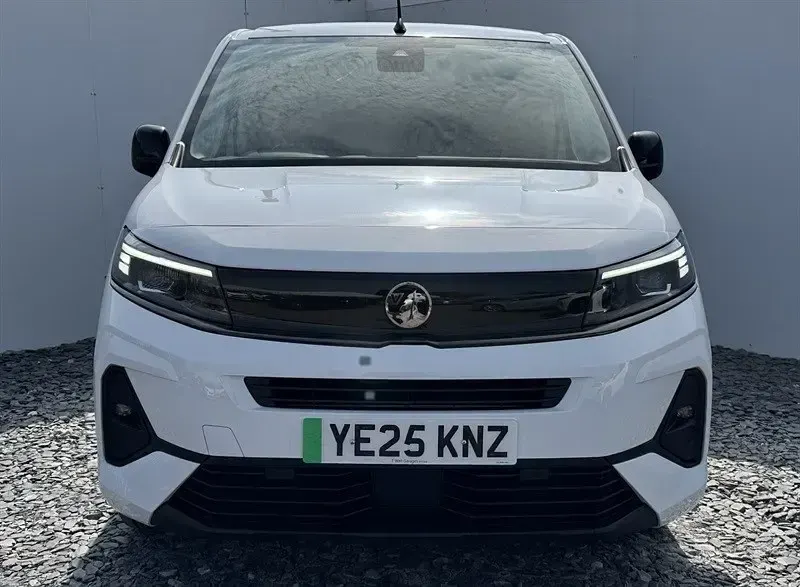 Second-hand Vauxhall Combo 100 kW (136 CP) 2025 Alb Monovolum