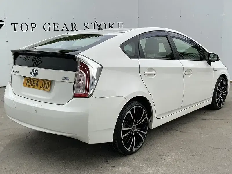 Used Toyota Prius T4 122 HP (89 kW) 2020 White Hatchback