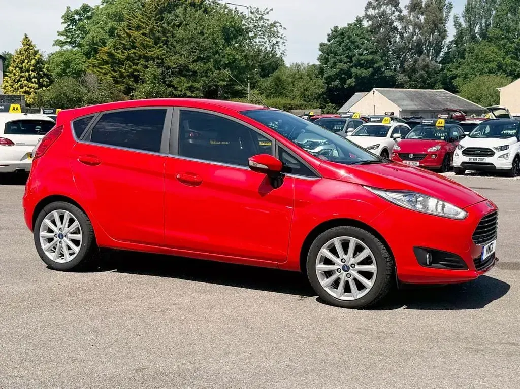 Used Ford Fiesta Titanium 100 HP (73 kW) 2015 Red Hatchback