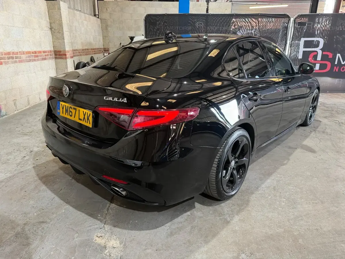Used Alfa Romeo Giulia Saloon Edizione Speciale 180 HP (132 kW) 2018 Black Sedan
