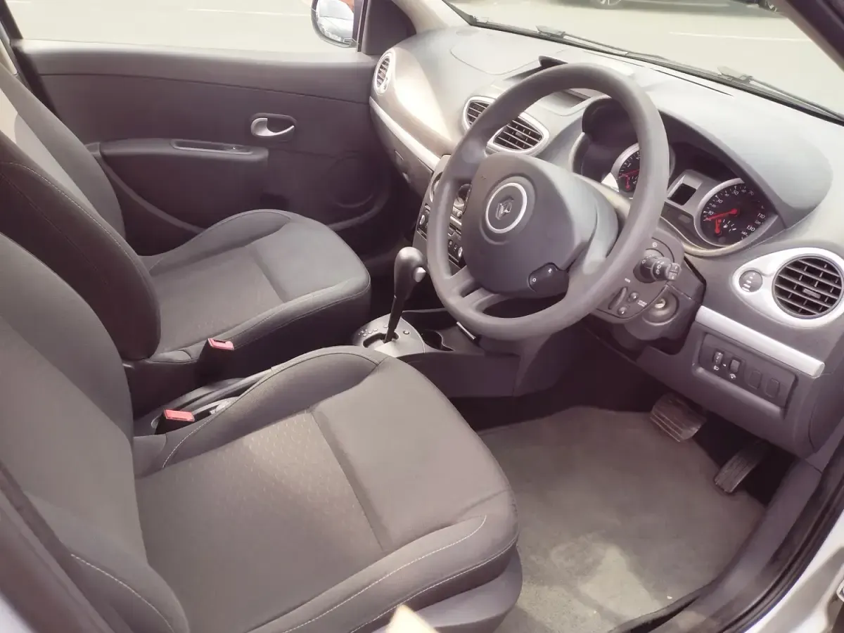 Used Renault Clio Expression 128 HP (94 kW) 2009 Silver Hatchback