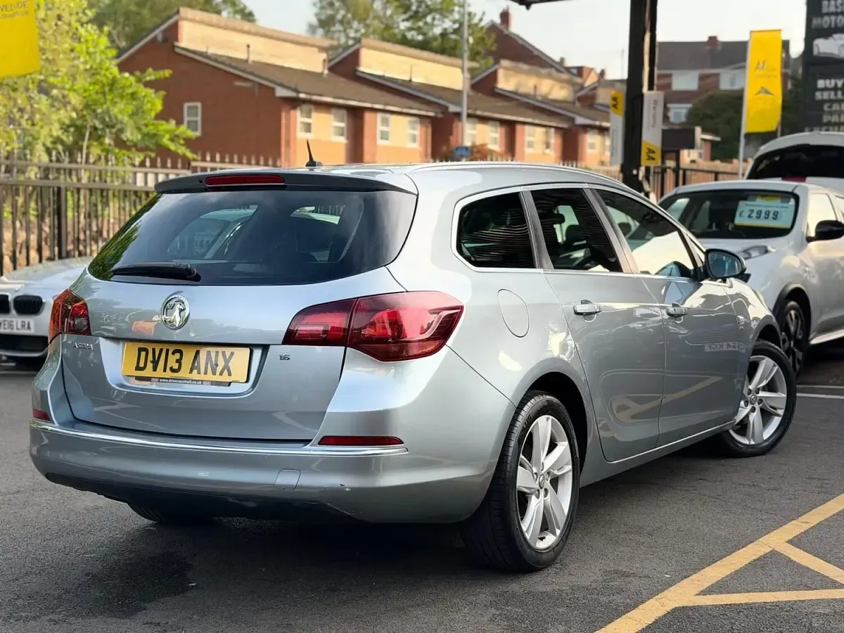 Usado Vauxhall Astra SRi 2013 Plateado Familiar