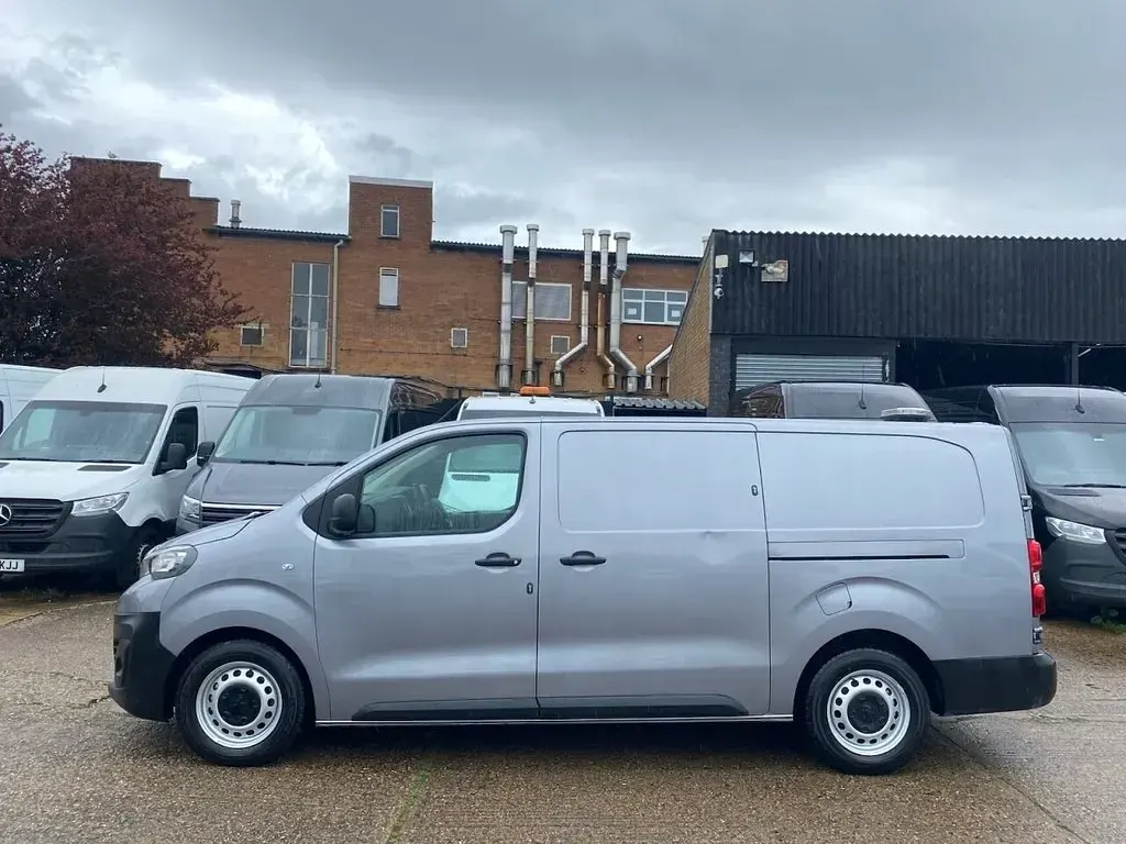 Used Peugeot Expert Premium 100 HP (73 kW) 2022 Silver/grey Van