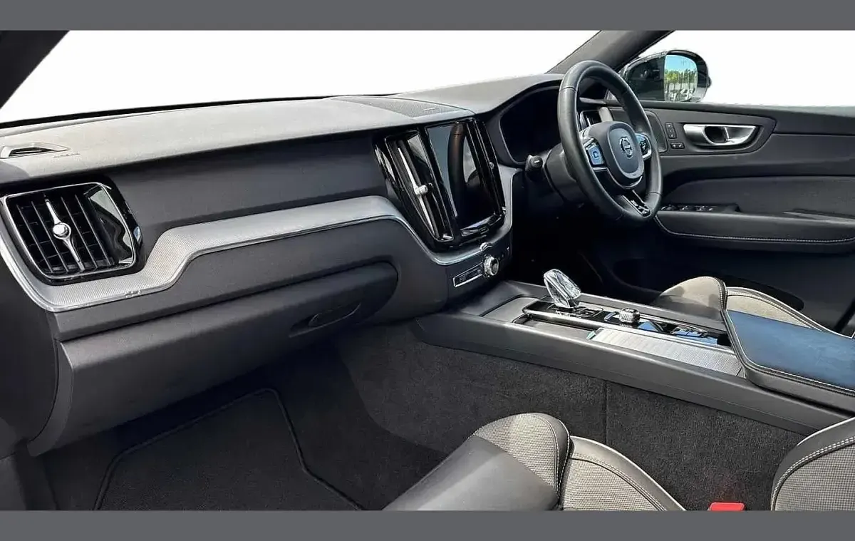 Used Volvo XC60 Plus 247 HP (181 kW) 2023 Grey SUV