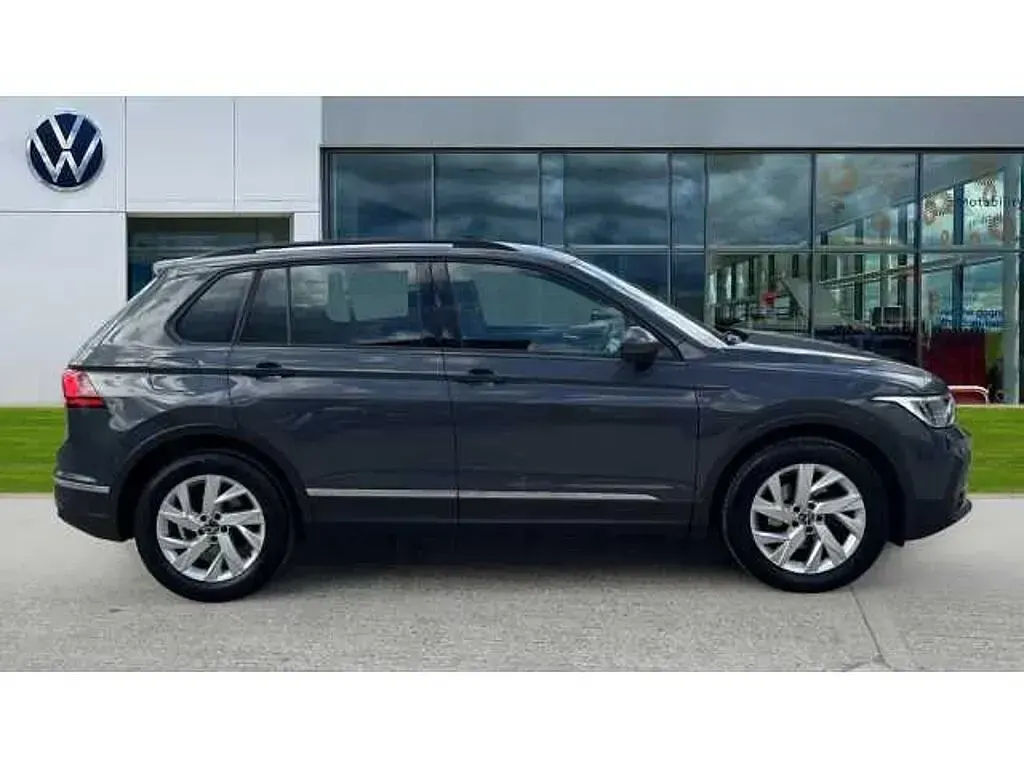 Second-hand VW Tiguan Life 150 CP (110 kW) 2023 Gri SUV