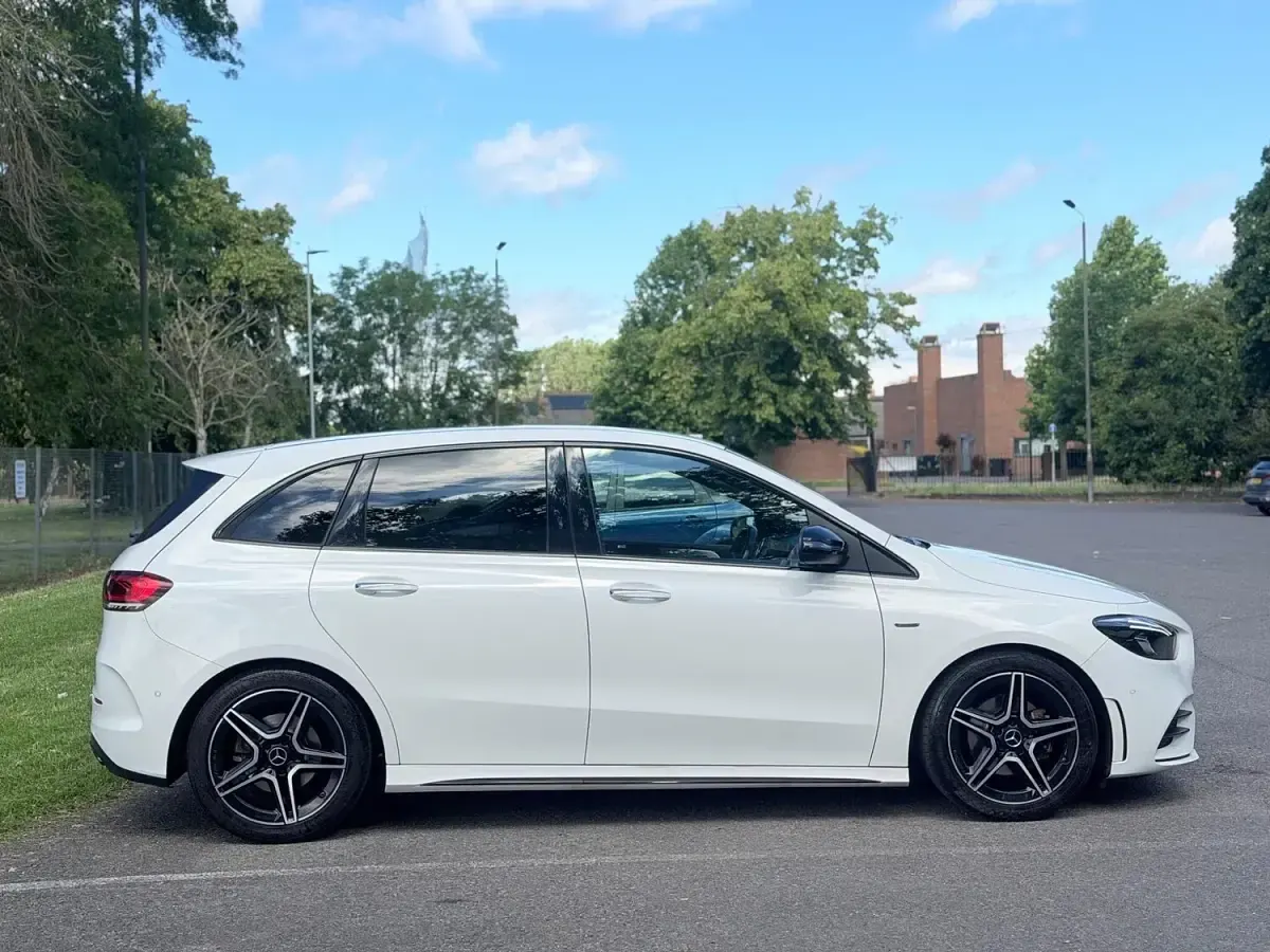 Used Mercedes B200 AMG Line Premium 163 HP (119 kW) 2021 White Hatchback