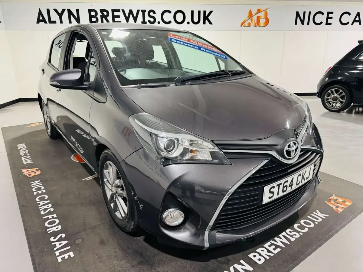 Used Toyota Yaris 99 HP (72 kW) 2014 Grey Hatchback