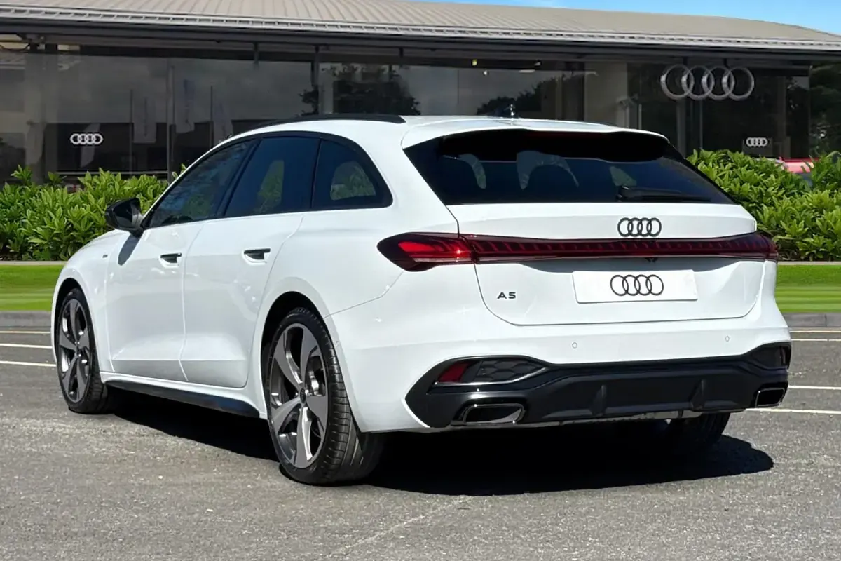 Ny Audi A5 Advanced 2025 Vit Sportkupé