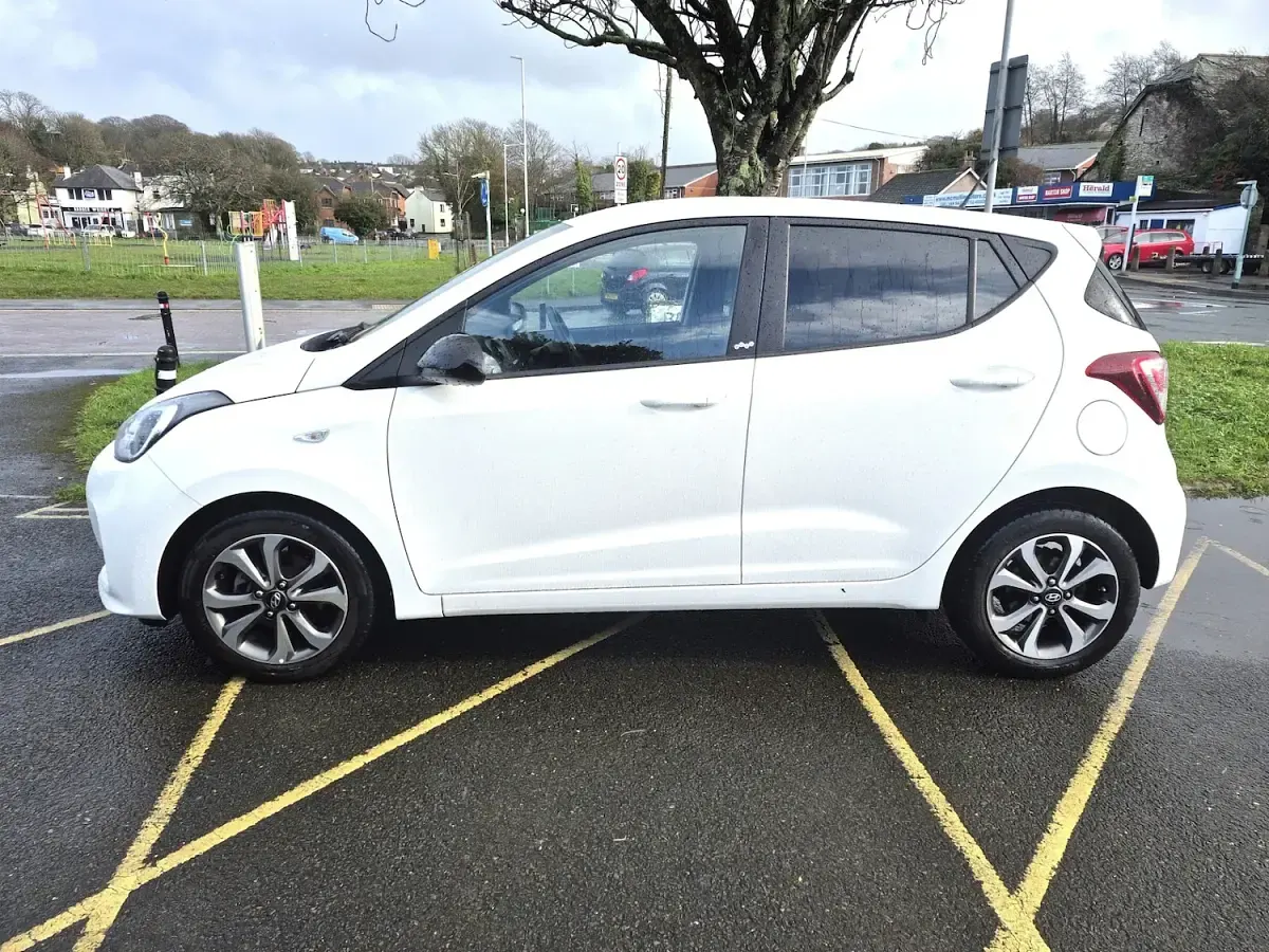 Used Hyundai i10 67 HP (49 kW) 2020 White Hatchback