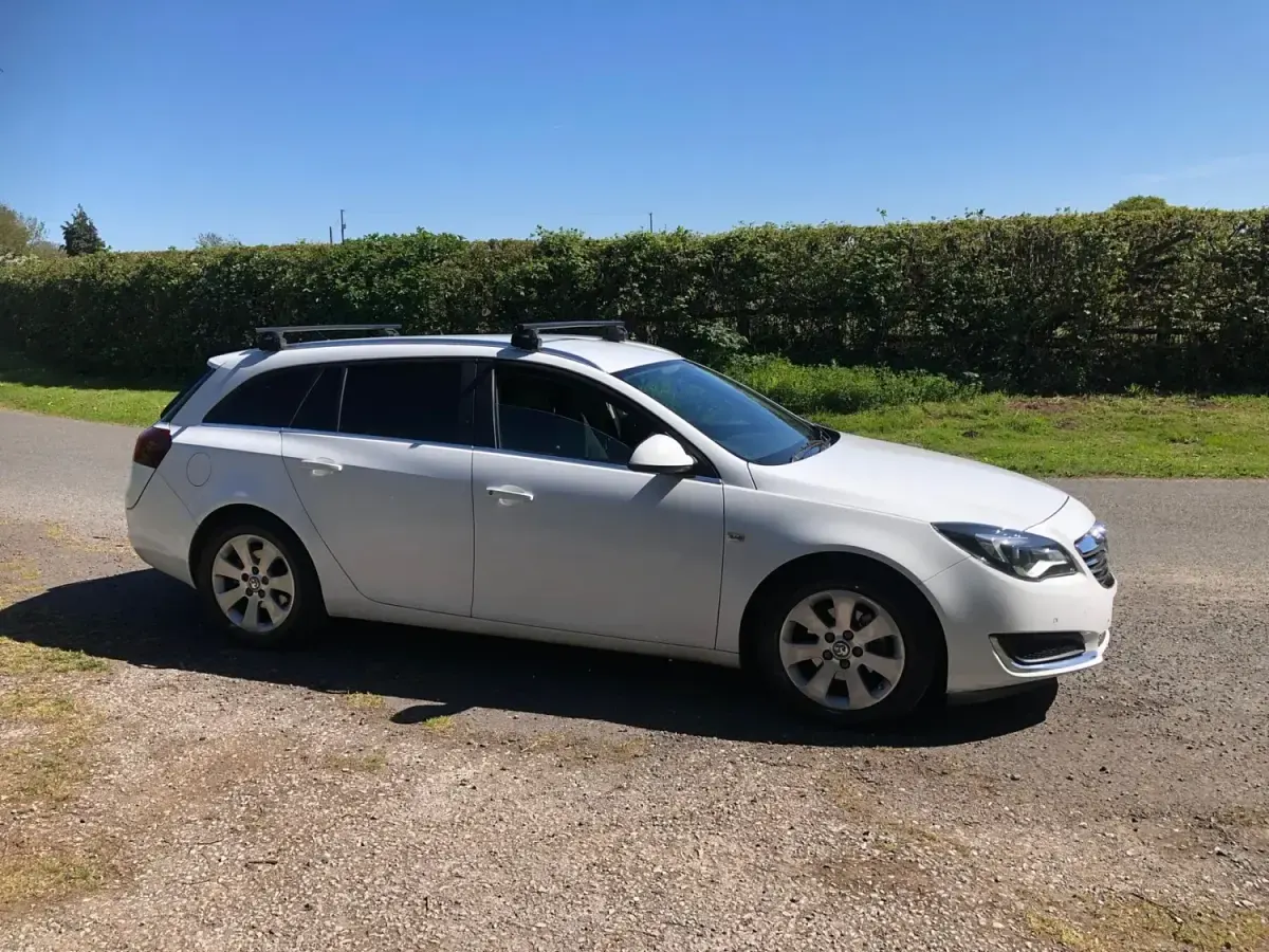 Second-hand Vauxhall Insignia Design Edition 140 CP (102 kW) 2014 Alb Break