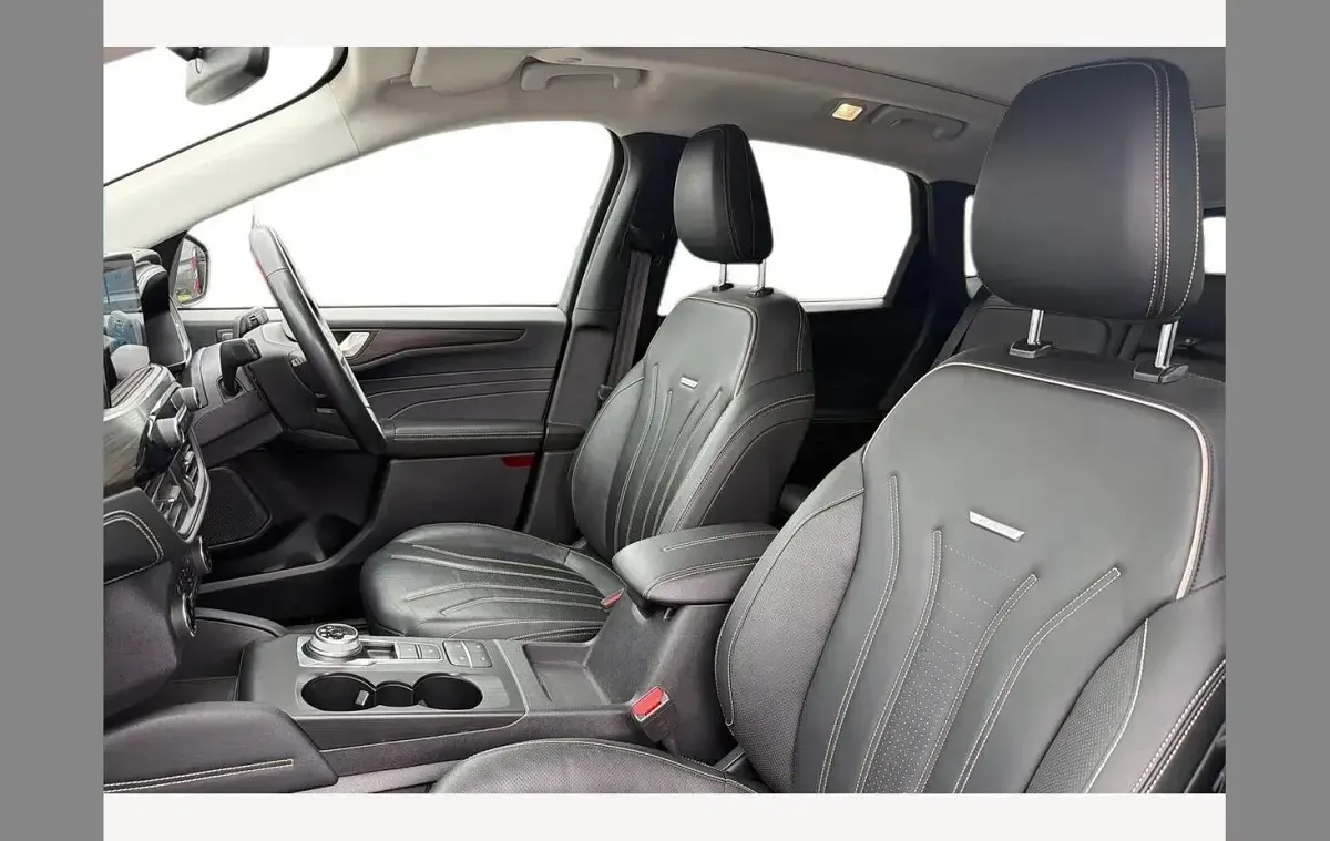 Used Ford Kuga Vignale 225 HP (165 kW) 2022 White platinum SUV