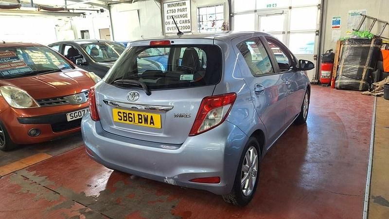 Used Toyota Yaris 101 HP (74 kW) 2012 Blue Hatchback