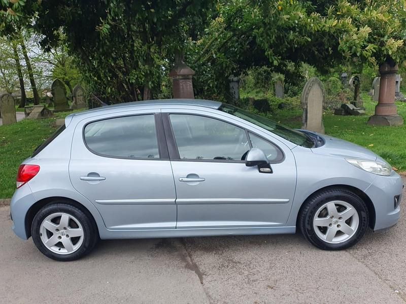 Used Peugeot 207 Active 92 HP (67 kW) 2011 Blue Hatchback