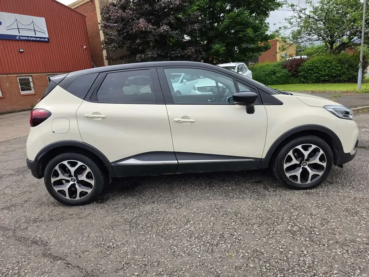 Used Renault Captur Dynamique 90 HP (66 kW) 2018 Cream and black SUV