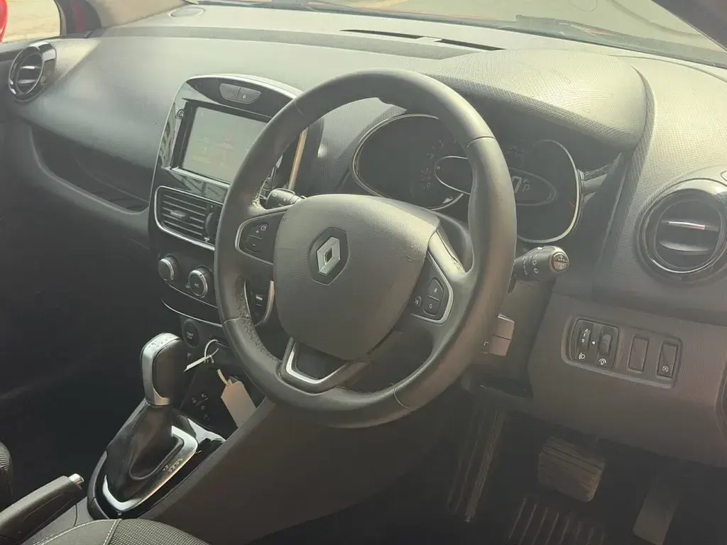 Używany Renault Clio IV Iconic 2019 Czerwony Hatchback