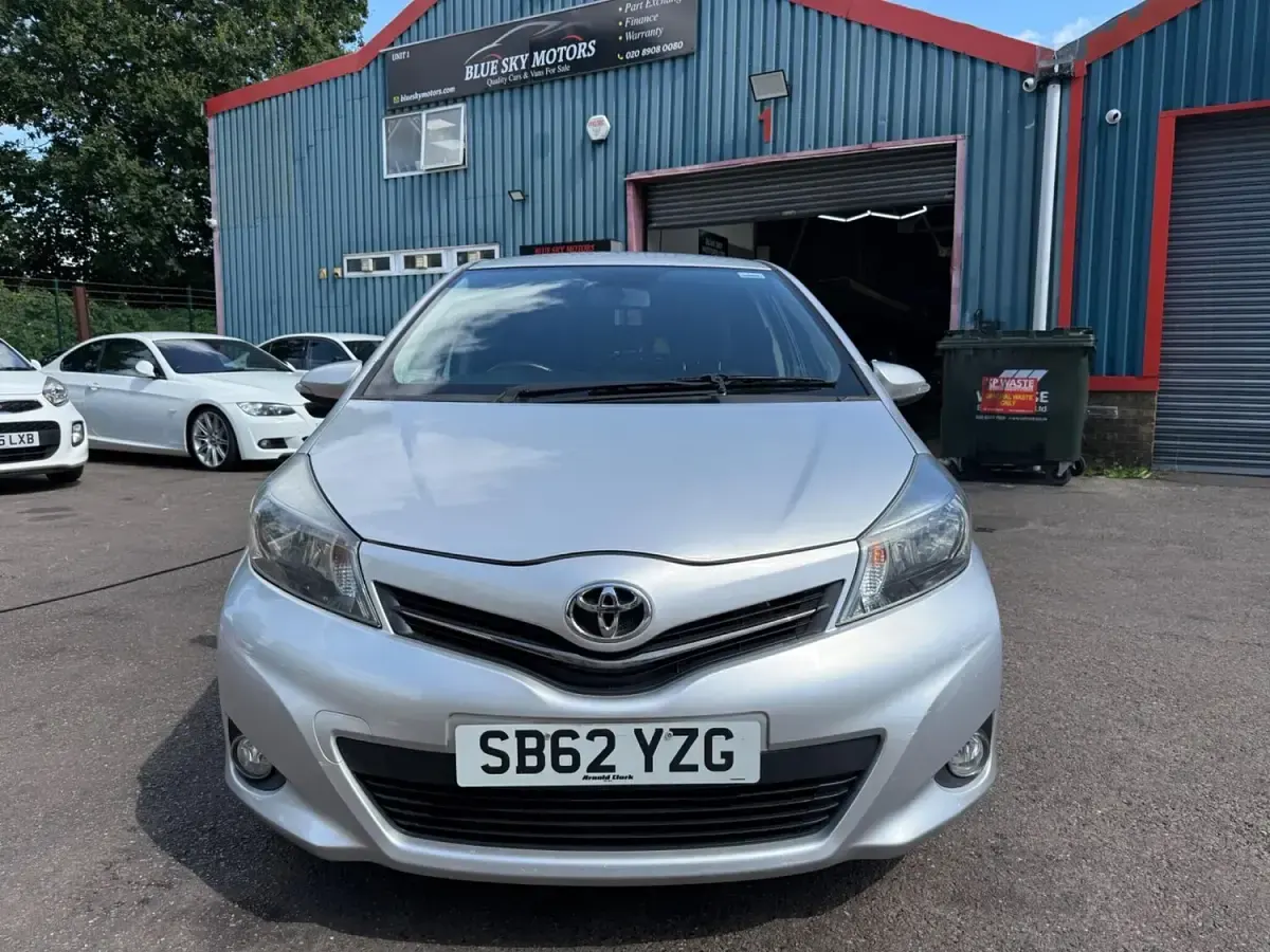 Used Toyota Yaris Multidrive S 99 HP (72 kW) 2012 Silver Hatchback