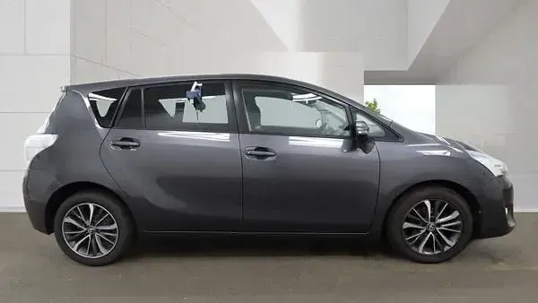 Used Toyota Verso Design 112 HP (82 kW) 2016 Grey MPV