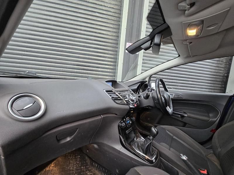 Used Ford Fiesta Titanium 125 HP (91 kW) 2013 Blue Hatchback