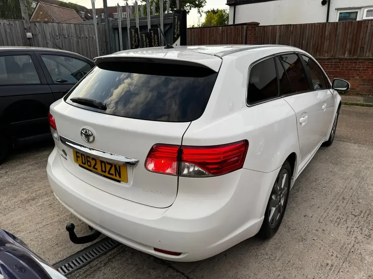 Used Toyota Avensis T4 2012 White Estate