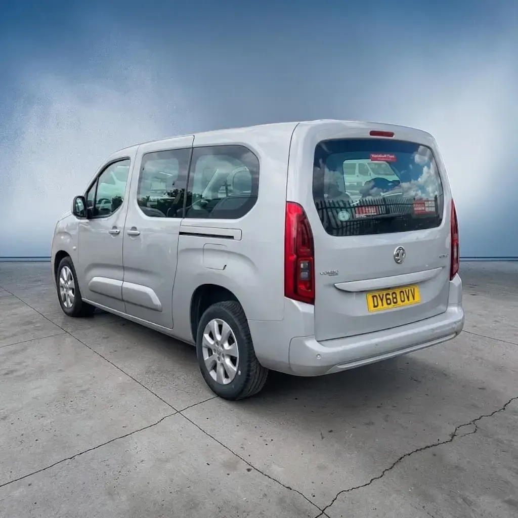 Usado Vauxhall Combo S 100 HP (73 kW) 2018 Cinzento Monovolume