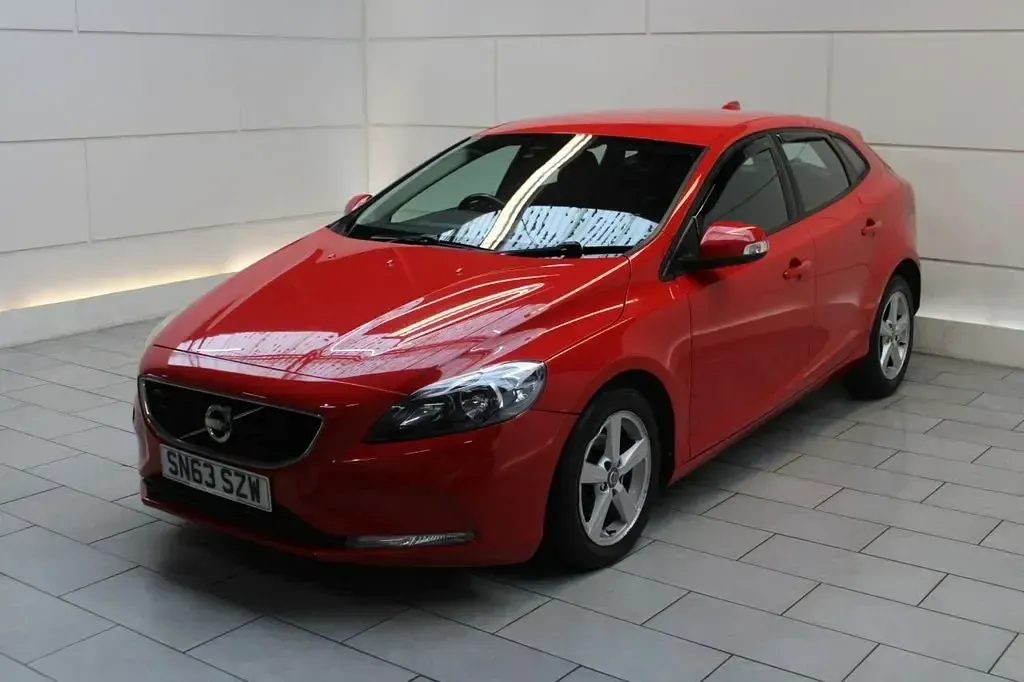 Usado Volvo V40 115 HP (84 kW) 2013 Vermelho Citadino
