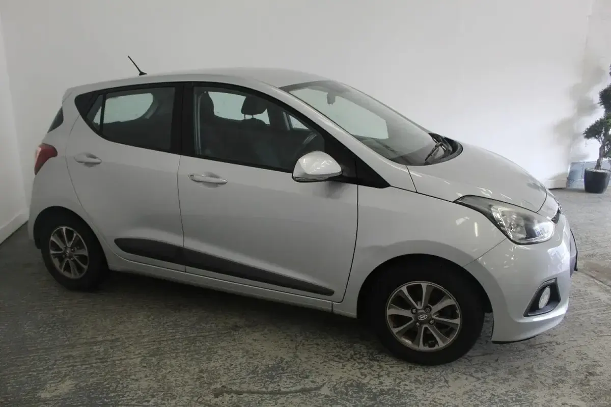 Used Hyundai i10 Premium 67 HP (49 kW) 2014 Silver Hatchback