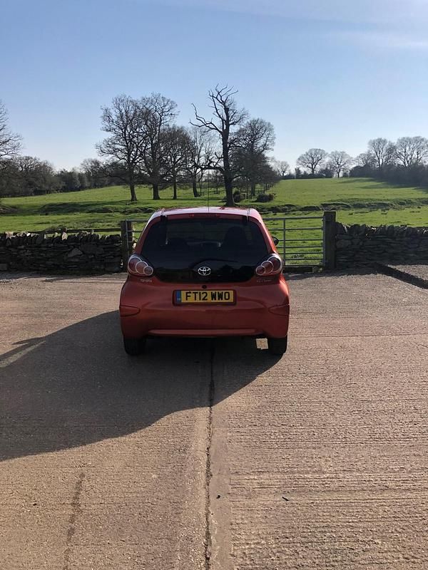 Begagnad Toyota Aygo 68 HK (50 kW) 2012 Orange Halvkombi