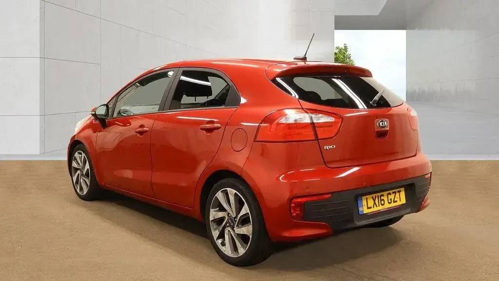 Used Kia Rio 109 HP (80 kW) 2016 Red Hatchback