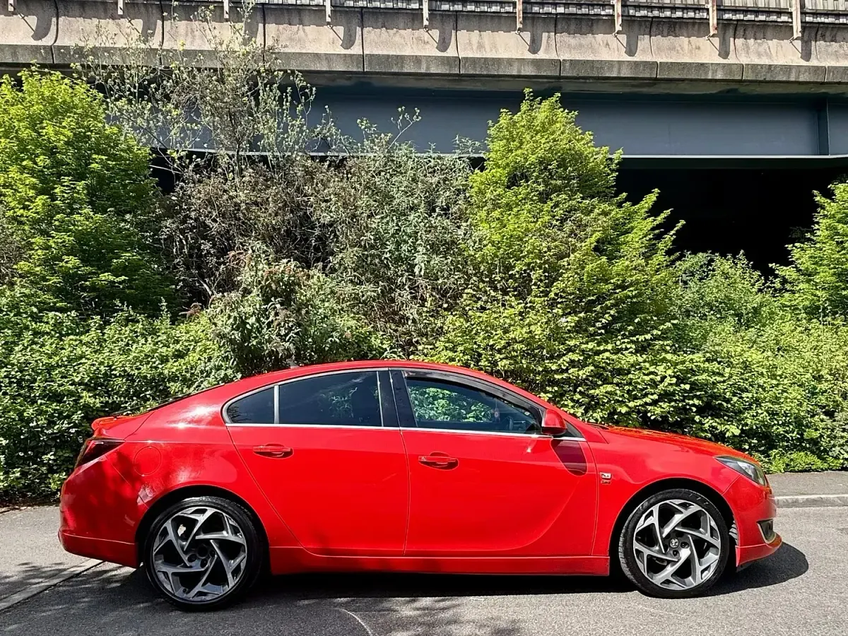 Begagnad Vauxhall Insignia SRi 136 HK (100 kW) 2016 Röd Halvkombi