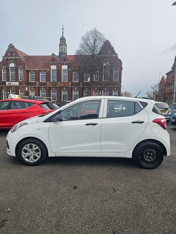 Used Hyundai i10 67 HP (49 kW) 2015 White Hatchback