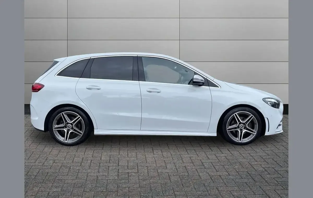 Usado Mercedes B200 Executive 161 HP (118 kW) 2023 Branco Monovolume