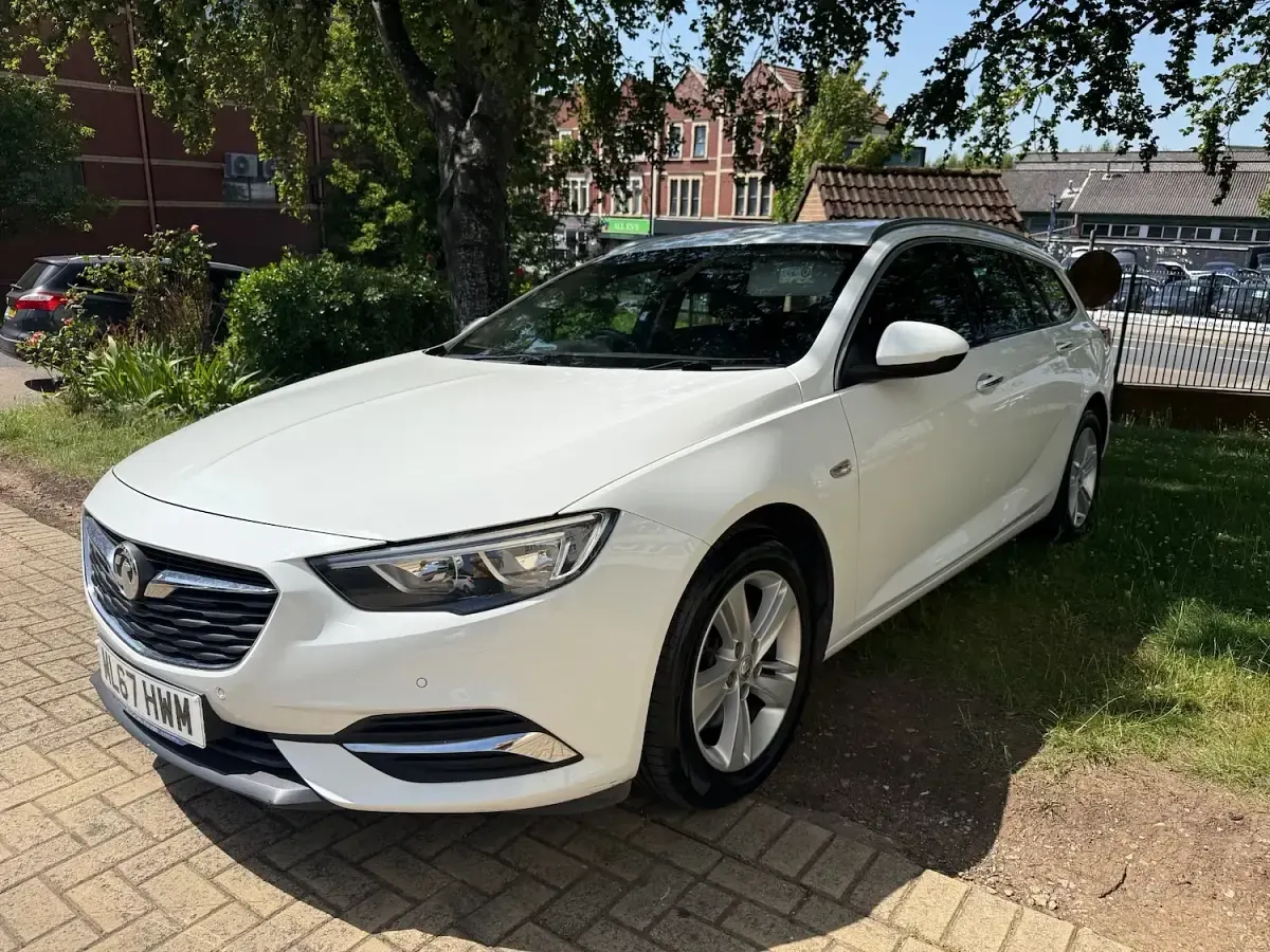 Used Vauxhall Insignia 170 HP (125 kW) 2017 White Estate