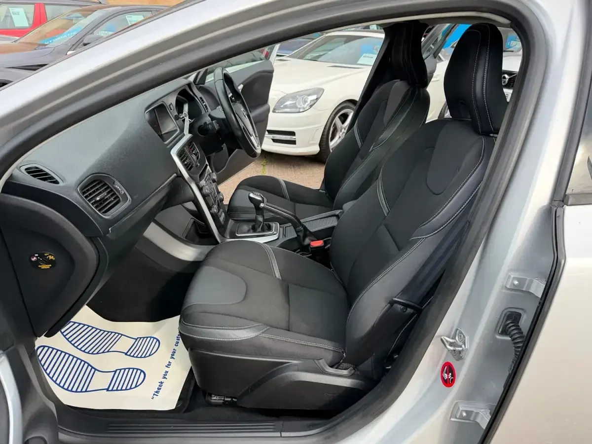 Begagnad Volvo V40 Momentum 122 HK (89 kW) 2018 Silver Halvkombi
