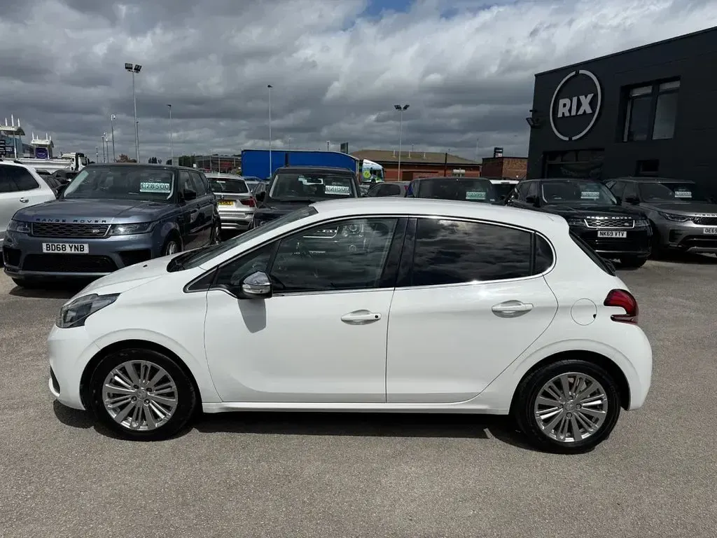 Used Peugeot 208 Allure 82 HP (60 kW) 2017 White Hatchback
