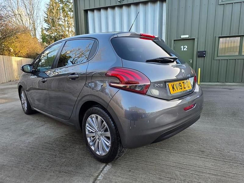 Used Peugeot 208 Signature Sky 82 HP (60 kW) 2019 Grey Hatchback