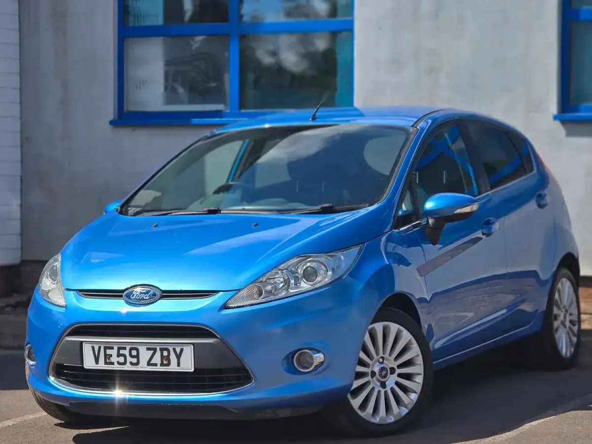 Used Ford Fiesta Titanium 70 HP (51 kW) 2010 Blue Hatchback